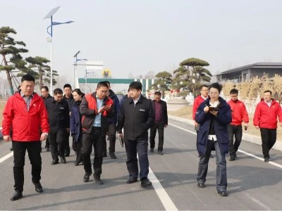 山東港口服務(wù)發(fā)展集團(tuán)領(lǐng)導(dǎo)一行來訪花帝食品股份公司參觀洽談合作