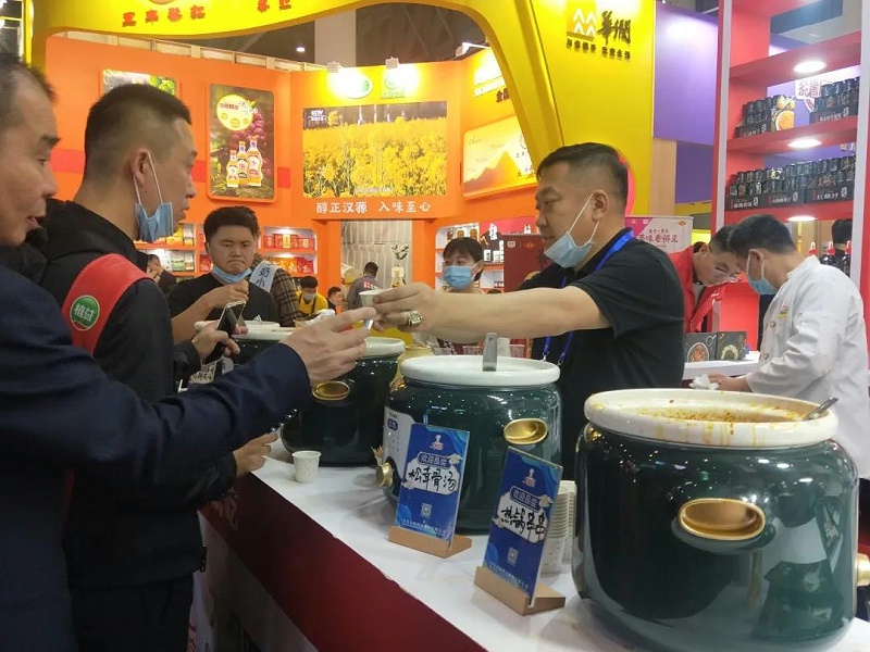 大廚四寶1第104屆全國(guó)糖酒商品交易會(huì)大廚四寶展位張福財(cái)