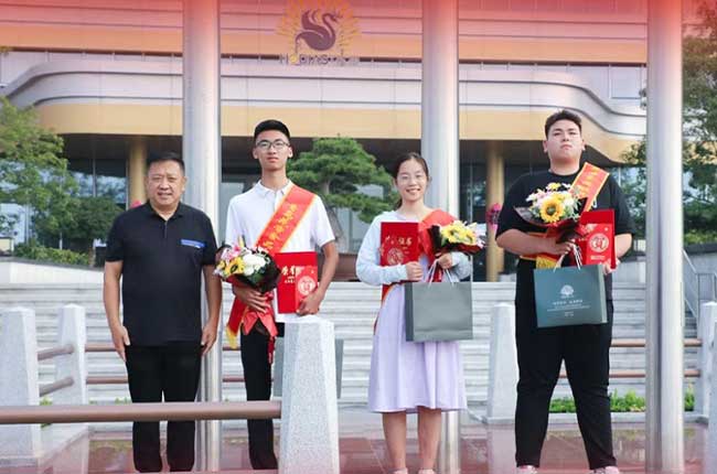 花帝食品股份徐淑英愛心基金學(xué)生升學(xué)考試助學(xué)金發(fā)放儀式