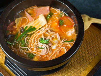 過(guò)橋米線湯底，過(guò)橋米線配料盡在青島大廚四寶