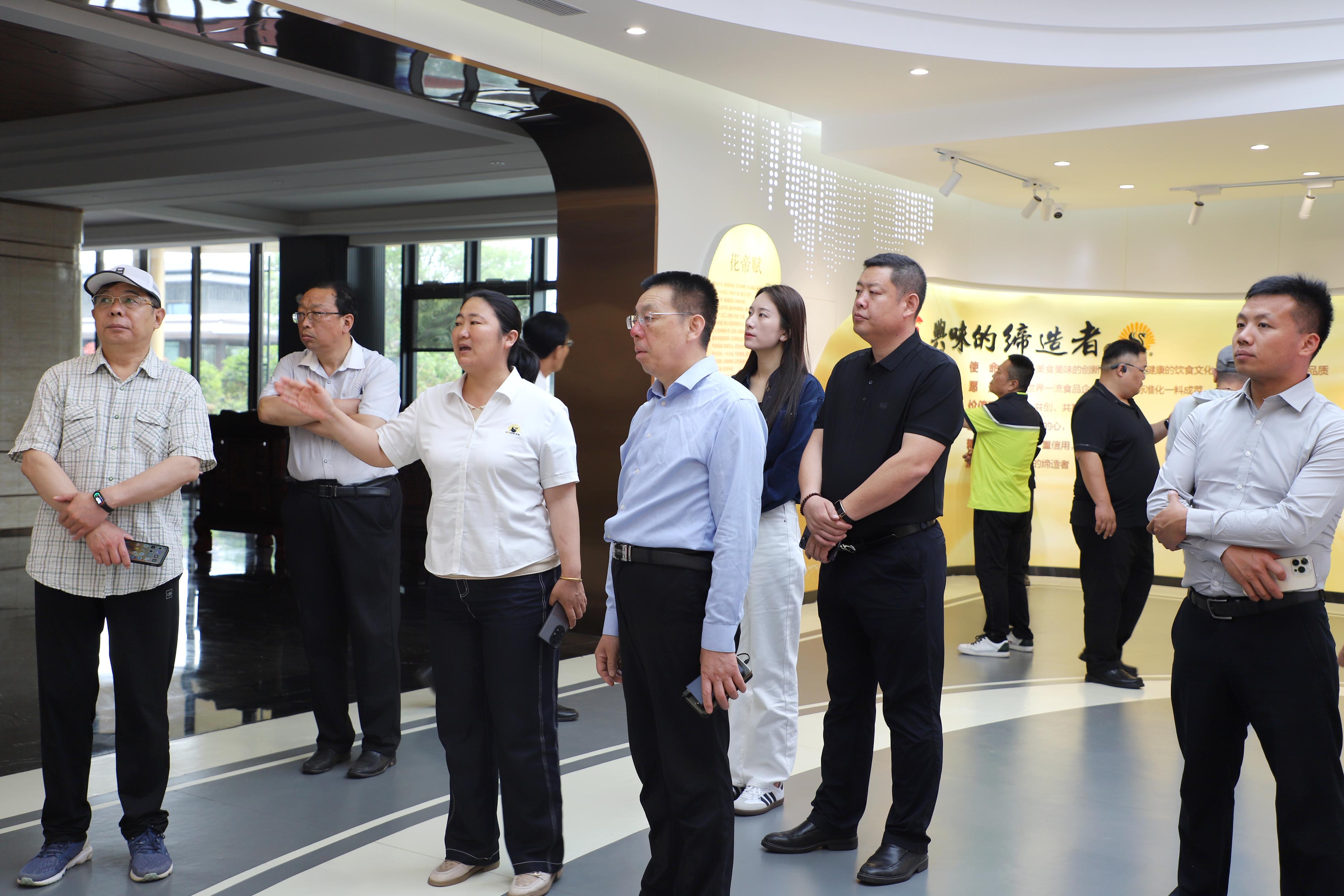 中華味谷花帝公司熱烈接待山東省調(diào)味品協(xié)會會長董金侖一行參觀考察