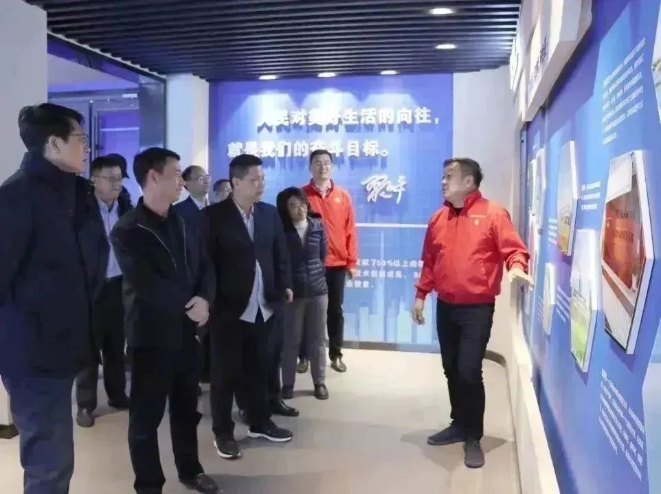 ?？诰C合保稅區(qū)工委副書記、管委會主任侯同波及青島波尼亞公司董事長趙向進到花帝公司進行實地參觀交流